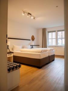 1 dormitorio con 1 cama grande en una habitación en Ostseestern, en Timmendorfer Strand