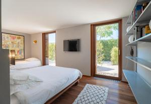 Giường trong phòng chung tại Villa Madeleine +31 ảnh