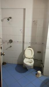 y baño con aseo blanco en una cabina. en HOTEL SHRI KRISHN, en Betūl