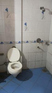 y baño con aseo blanco en una cabina. en HOTEL SHRI KRISHN, en Betūl