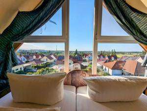 - un salon avec un canapé et une grande fenêtre dans l'établissement Apartment Am Horstberg, à Wernigerode