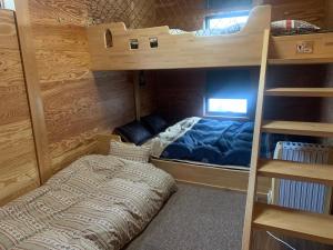 ein Schlafzimmer mit einem Etagenbett und einem Etagenbett in der Unterkunft AKAYA GLAMPING HOUSE - Vacation STAY 41979v in Fukuro