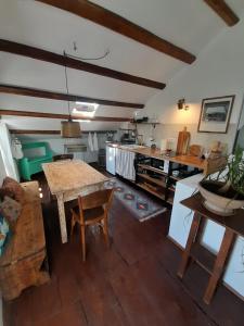 a living room with a table and a kitchen at Casa Lin & Casa Blanca in Nerezine
