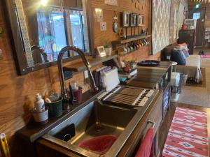 Ein Restaurant oder anderes Speiselokal in der Unterkunft AKAYA GLAMPING HOUSE - Vacation STAY 41979v 