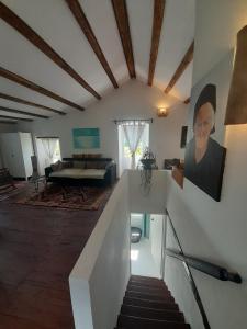- un salon avec un escalier dans une maison dans l'établissement Casa Lin & Casa Blanca, à Nerezine
