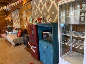 Zimmer mit einem blauen Schrank und einem Bett in der Unterkunft AKAYA GLAMPING HOUSE - Vacation STAY 41979v in Fukuro