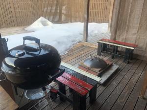 Ein für Gäste verfügbarer Grill auf dem Campingplatz
