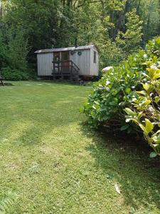 Jardin de l'établissement 'Morris' the shepherd's hut with woodland hot tub