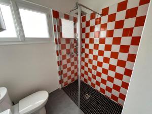サントーバン・シュル・メールにあるEsperanza Maison & Jardin Merの赤と白のチェッカー壁のバスルーム +19枚の写真