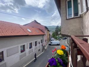 un balcone fiorito con vista su una strada di SAGR ROOMS shared toilet and kitchen a Sarajevo