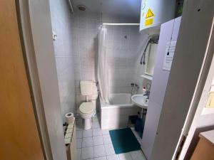 Bagno di SAGR ROOMS shared toilet and kitchen