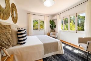 Un pat sau paturi într-o cameră la VILLA ES VEDRÁ by Migjorn Ibiza Suites & Spa +56 fotografii