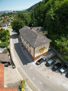 una vista aérea de un edificio con coches aparcados en un aparcamiento en Waldrestaurant VIDA, en Kapfenberg