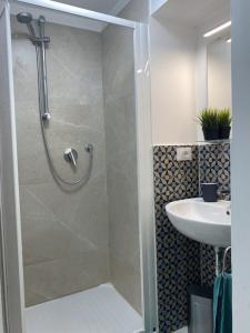 a bathroom with a shower and a sink at Violetta 1 in Campese