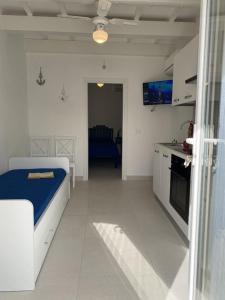 a white room with a bed and a kitchen at Violetta 1 in Campese