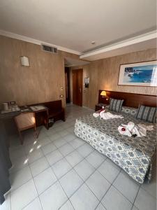 ein Hotelzimmer mit einem Bett und einem Schreibtisch in der Unterkunft Grand Hotel L'Approdo in Terracina