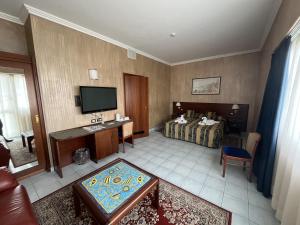 TV a/nebo společenská místnost v ubytování Grand Hotel L'Approdo