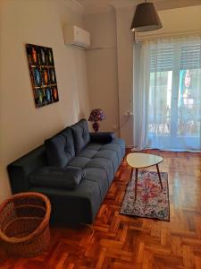 un soggiorno con divano e tavolo di Selini's apartment ad Atene