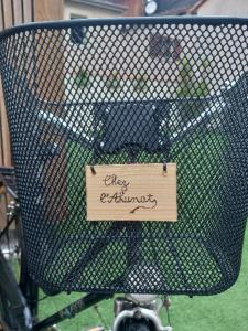 a sign on the back of a bike basket at Chez l'ahumat in Aire-sur-lʼAdour