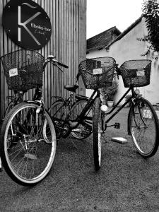 dwa rowery z koszami zaparkowanymi obok budynku w obiekcie Chez l'ahumat w mieście Aire-sur-lʼAdour