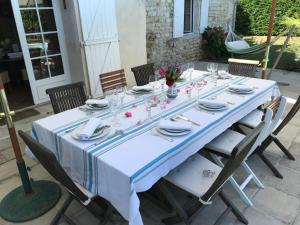 a table with a blue and white table cloth at Maison ancienne avec piscine au milieu des vignes 