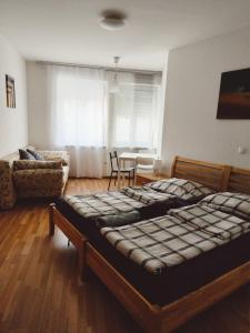 ein Schlafzimmer mit einem Bett, einem Sofa und einem Tisch in der Unterkunft Hostel&ApartServices Viennna The Tidy Apartment in Wien