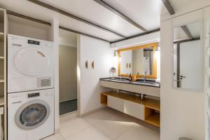 La salle de bains est pourvue d'un lave-linge et d'un lavabo. dans l'établissement L'Arsenal - très bel appartement sur le Vieux-Port, à Marseille