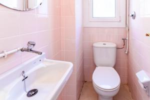 y baño con aseo, lavabo y bañera. en Carboneras 48 Apartamento en primera línea de mar, en Girona