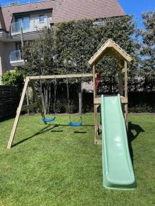Herní místnost nebo prostor pro děti v ubytování Familievilla bij strand met privé tuin & parking