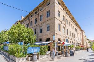 - un grand bâtiment en briques dans une rue de la ville dans l'établissement L'Arsenal - très bel appartement sur le Vieux-Port, à Marseille