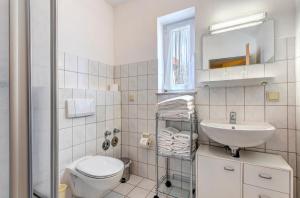 un bagno bianco con un water e un lavandino di "Am Schloonsee" Haus C a Heringsdorf Altre 71 foto