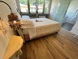 sypialnia z 2 łóżkami i drewnianą podłogą w obiekcie Varenna Guest House w mieście Varenna