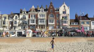 un niño caminando por la playa frente a los edificios en Mouette Rieuse, en Malo-les-Bains 11 fotos más