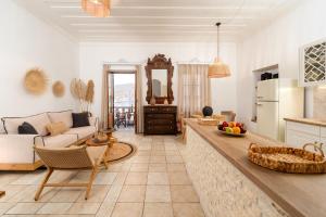 ein Wohnzimmer mit einem Sofa und einem Tisch in der Unterkunft Villa Antonis in Chalki