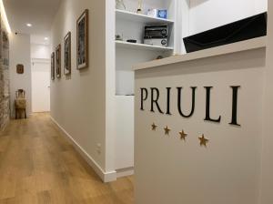 einen Flur mit dem Wahrheitsschild an der Wand in der Unterkunft Priuli Luxury Rooms in Split