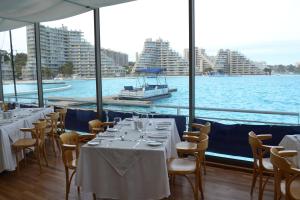 Restoran või mõni muu söögikoht majutusasutuses Vive San Alfonso del Mar