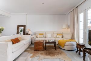 un salon avec un canapé blanc et une table dans l'établissement MONKÓ VILLA CASABLANCA, à Benalmádena 37 autres photos