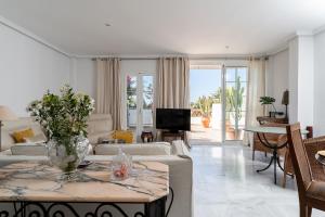un salon avec un canapé et une table dans l'établissement MONKÓ VILLA CASABLANCA, à Benalmádena