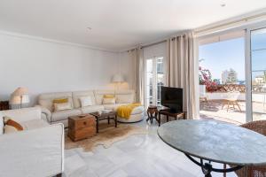 un salon avec un canapé et une table dans l'établissement MONKÓ VILLA CASABLANCA, à Benalmádena