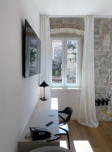 Zimmer mit einem Schreibtisch und 2 Fenstern in der Unterkunft Priuli Luxury Rooms in Split