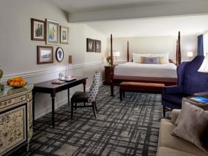 ein Hotelzimmer mit einem Bett und einem Schreibtisch in der Unterkunft Hotel Viking in Newport