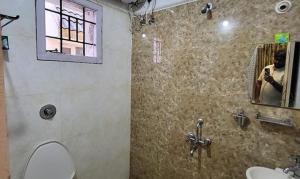 uma casa de banho com um lavatório, um WC e um espelho. em FabExpress MK Homes em Kodaikanal