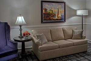 a living room with a couch and a table with a lamp at Hotel Viking in Newport