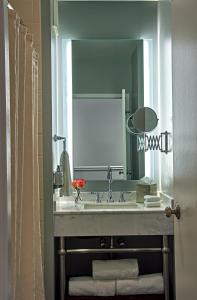 a bathroom with a sink and a mirror at Hotel Viking in Newport