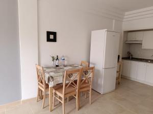 Apartamentos ORLANDO en Costa Adeje的厨房或小厨房