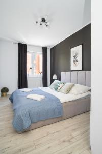 Llit o llits en una habitació de TOTU HOME Sadova Apartments Śródmieście