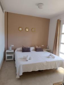 Apartamentos ORLANDO en Costa Adeje客房内的一张或多张床位