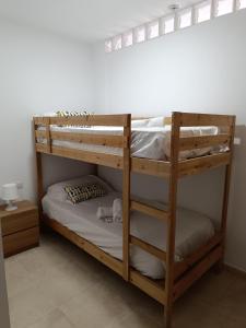Apartamentos ORLANDO en Costa Adeje客房内的一张或多张床位