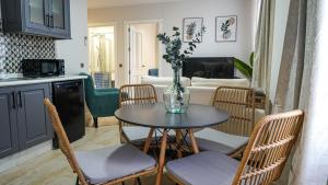 a kitchen and living room with a table and chairs at Apartamentos Puente Romano Suites Parking Gratis in Mérida
