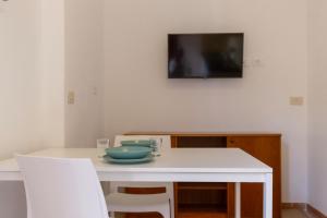 TV at/o entertainment center sa Casa Fetovaia by HelloElba